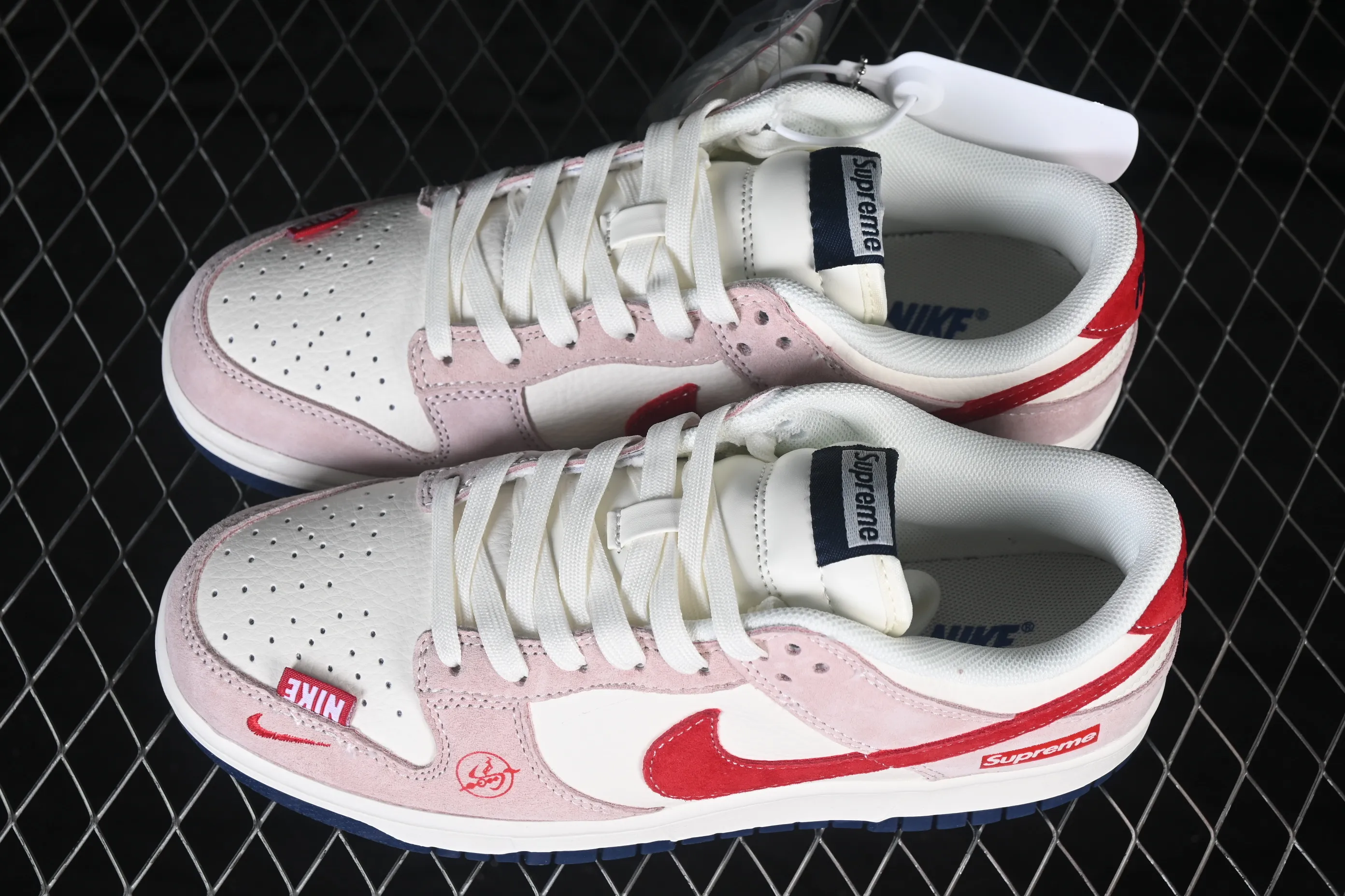 All categories Nk SB Dunk Series Nk SB Dunk Low High-end customized low-top sneakers Nike SB Dunk Low joint model white, red and pink High-end customized low-top casual sneakers XZ5899-112